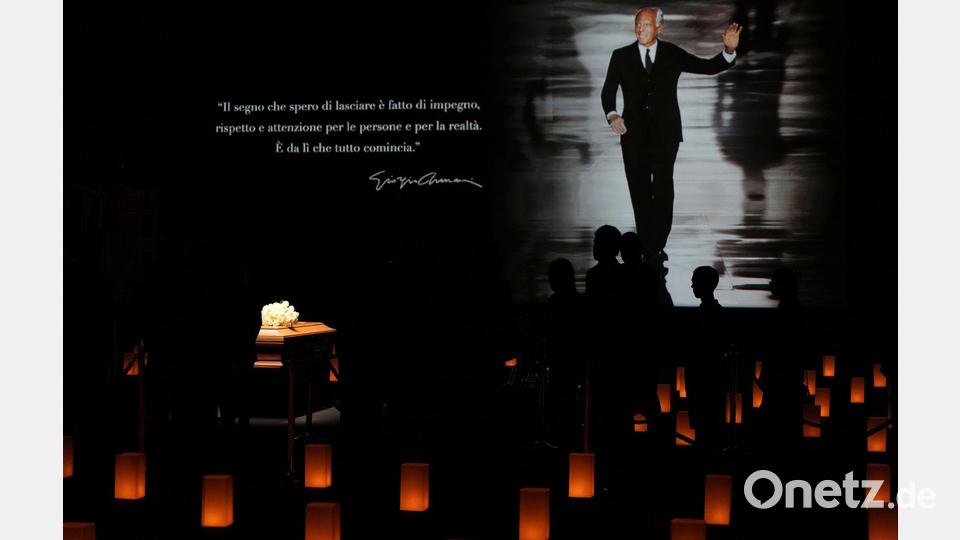 Der Sarg steht in dem Saal, in dem Giorgio Armani früher seine Modeschauen abnahm. Bild: Antonio Calanni/AP/dpa