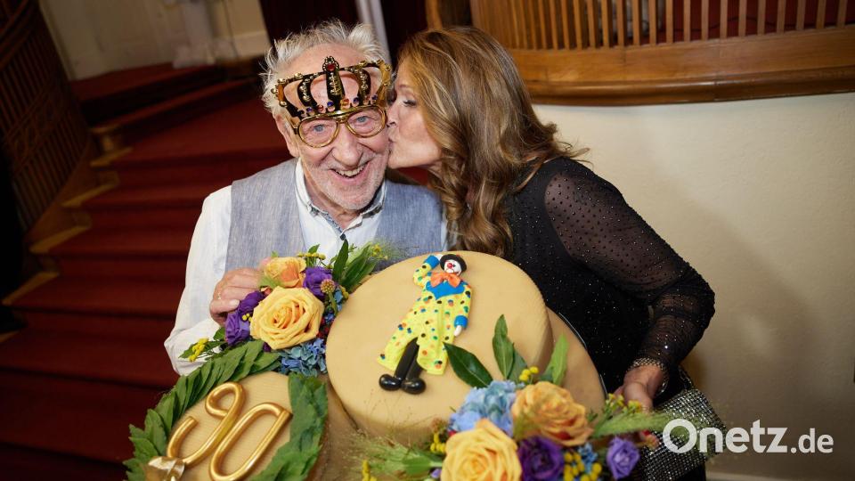 Hallervorden bekam auch eine Torte und einen Kuss von seiner Ehefrau Christiane Zander. Bild: Joerg Carstensen/dpa