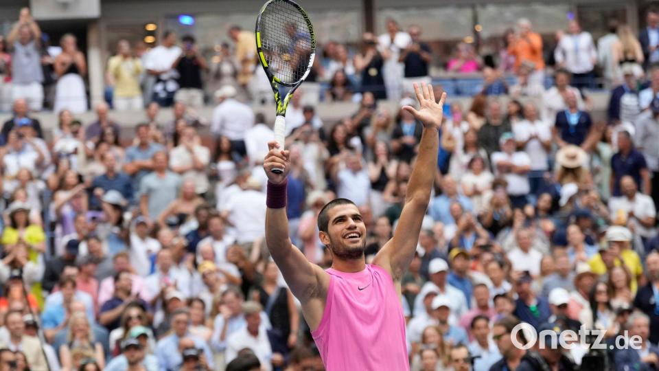 Der Tennisprofi Carlos Alcaraz jubelt nach seinem Sieg im Halbfinale über den Serben Djokovic. Bild: Seth Wenig/AP/dpa