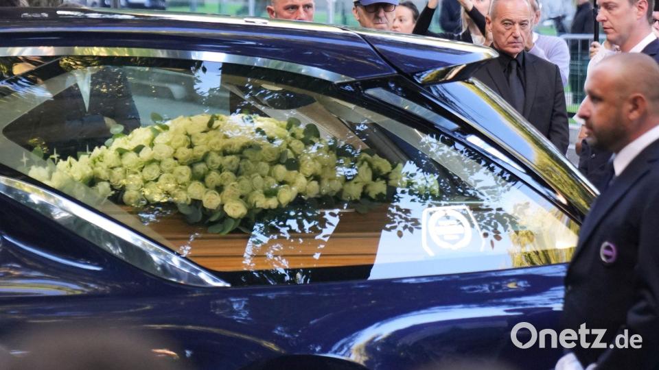 Beim Eintreffen des Sarges gab es Applaus. Bild: Antonio Calanni/AP/dpa