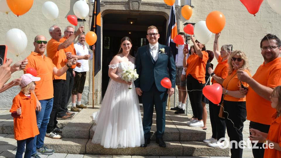 Isabel und Fabian Kastner genossen die Glückwünsche und das Spalier der Gratulanten, hier beim Verlassen der Alten Pfarrkirche St. Sebastian in Waldershof. Sogar der Himmel zeigte sein schönstes weißblaues Gesicht am Samstagmittag. Bild: jr