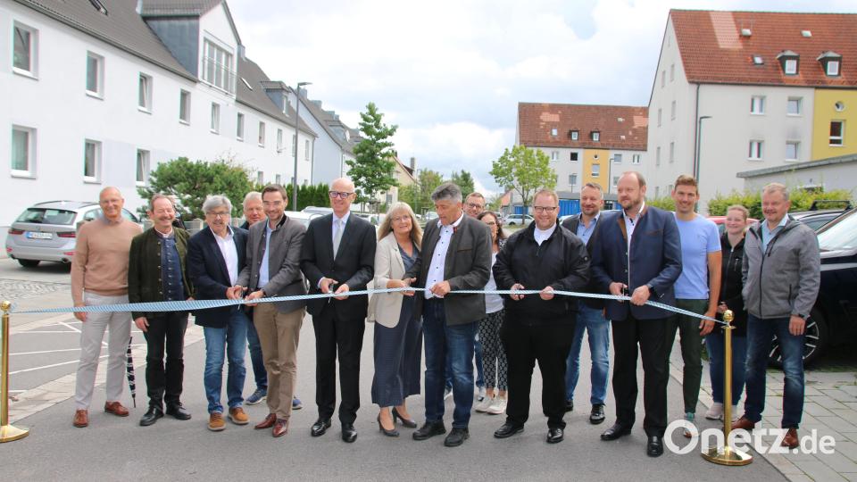 Stadträte, Bürgermeister Edgar Knobloch, Regierungspräsident Walter Jonas, Landrat Andreas Meier und Pfarrer Daniel Fenk freuten sich über die Wiedereröffnung der Eichendorffstraße. Bild: sne