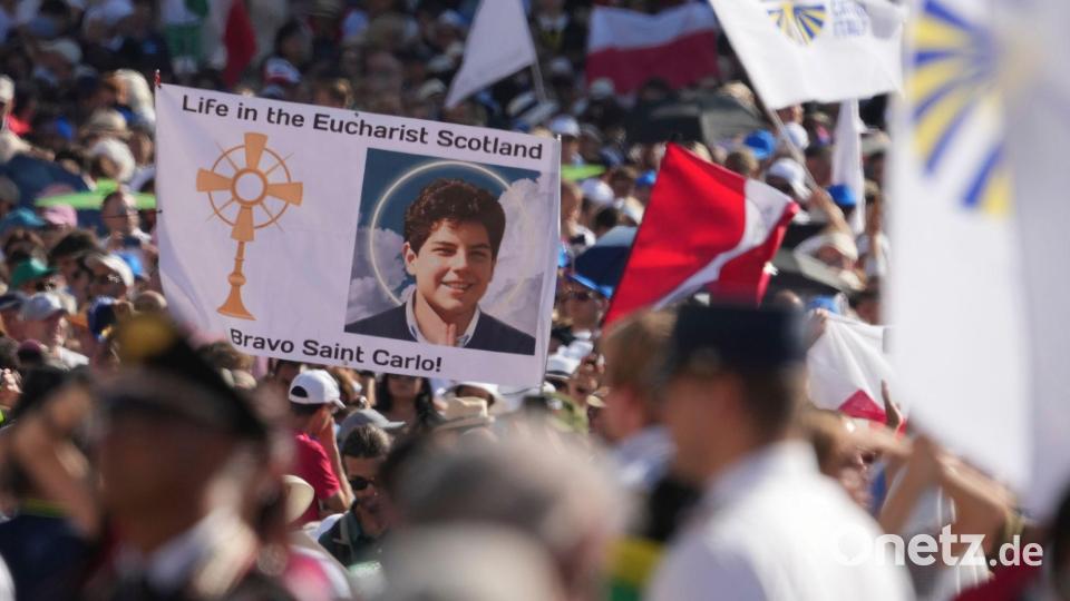 Auch aus dem Ausland sind Gläubige dabei. Bild: Andrew Medichini/AP/dpa