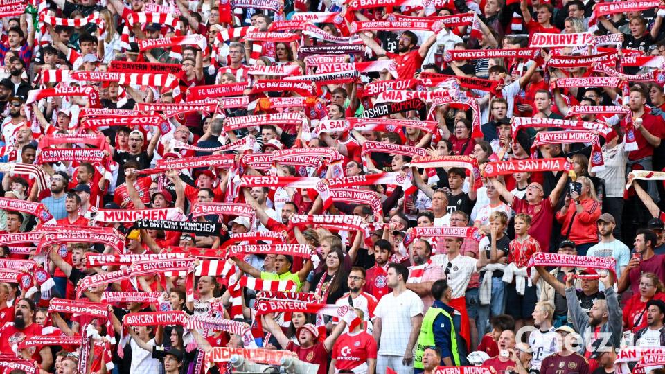 Die Bayern-Fans präsentierten ihre Fanschals. Bild: Sven Hoppe/dpa