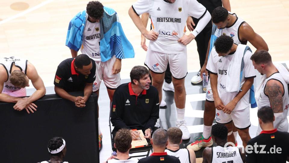 Bundestrainer Alex Mumbru ist zurück - und Deutschlands Basketballer siegen auch für ihn. Bild: Matthias Stickel/dpa