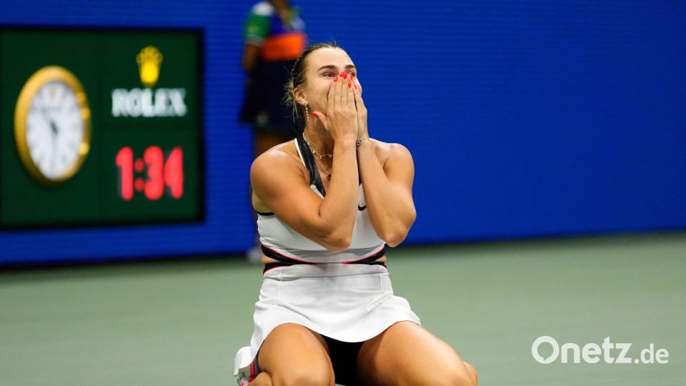 Aryna Sabalenka sackte nach dem Erfolg überglücklich auf den Boden. Bild: Yuki Iwamura/AP/dpa