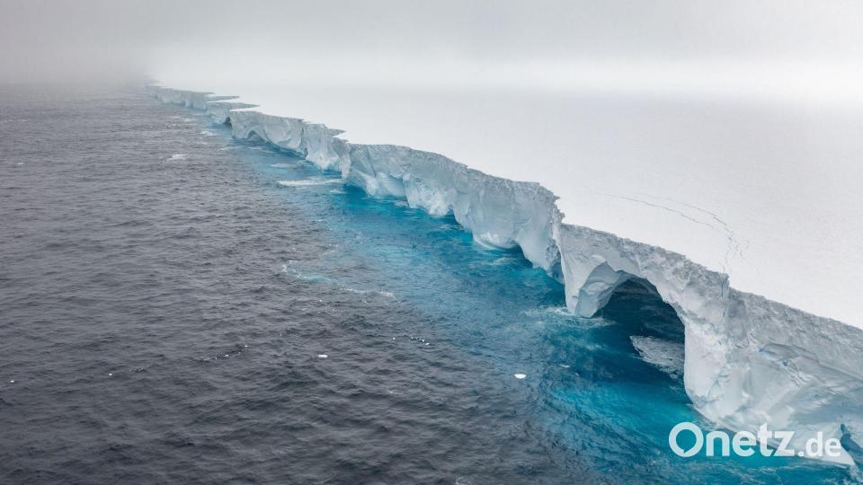Unter anderem durch Schmelzwasser entstanden höhlenartige Vertiefungen im Eis. Bild: Ian Strachan/Eyos Expeditions/dpa
