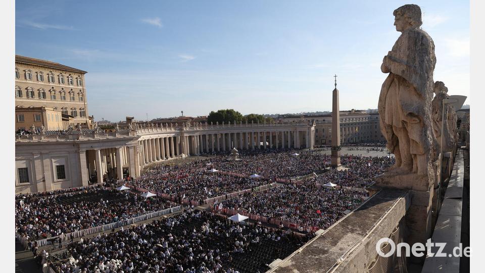 Der Petersplatz füllt sich mit Gläubigen in Erwartung der Eucharistiefeier unter dem Vorsitz des Heiligen Vaters Papst Leo XIV. Die Laien Pier Giorgio Frassati und Carlo Acutis werden Heilig gesprochen. Bild: Marco Iacobucci/IPA via ZUMA Press/dpa