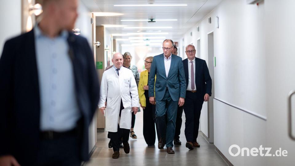 Die Finanzierung des Gesundheitssystems war auch Thema beim Besuch von Bundeskanzler Merz im Alfried-Krupp-Krankenhaus in Essen. Bild: Fabian Strauch/dpa
