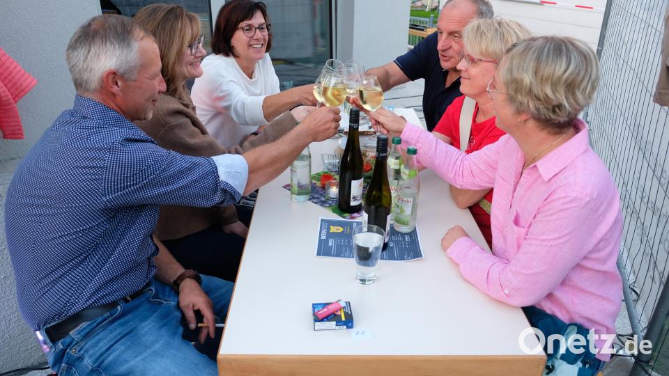 Hoch die Gläser! Ganz gewiss kamen die Liebhaber eines edlen Tropfens beim Weinfest der EFG-Frauen auf ihre Kosten. Bild: do