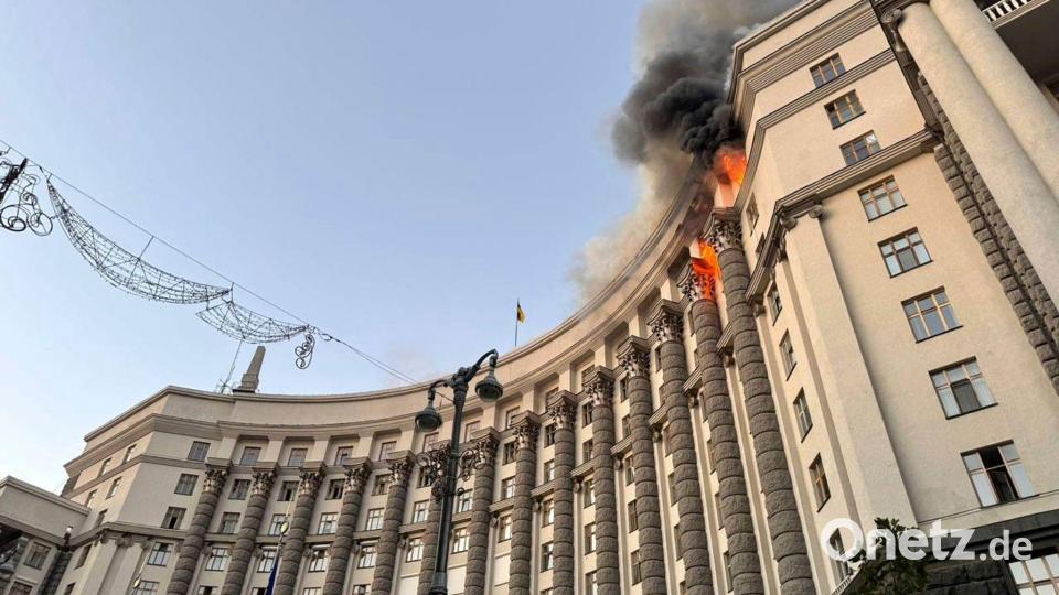 Erstmals beschädigte ein russischer Angriff laut Ministerpräsidentin Julia Swyrydenko das Hauptregierungsgebäude. Bild: Uncredited/Ukrainian Emergency Service/AP/dpa