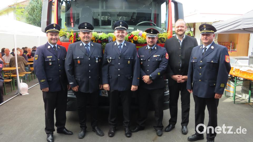 Die Führungskräfte der Feuerwehr mit Landrat Andreas Meier vor dem neuen Fahrzeug. Bild: adj