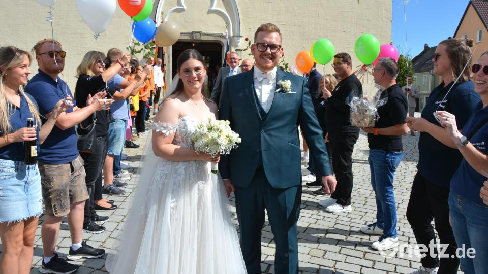 Isabel und Fabian Kastner genossen die Glückwünsche und das Spalier der Gratulanten, hier beim Verlassen der Alten Pfarrkirche St. Sebastian in Waldershof. Sogar der Himmel zeigte sein schönstes weißblaues Gesicht am Samstagmittag. Bild: jr