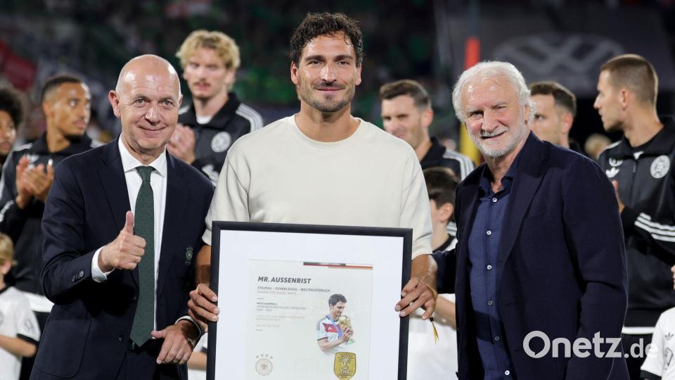 Mats Hummels (m) wurde vor dem Anpfiff geehrt Bild: Rolf Vennenbernd/dpa