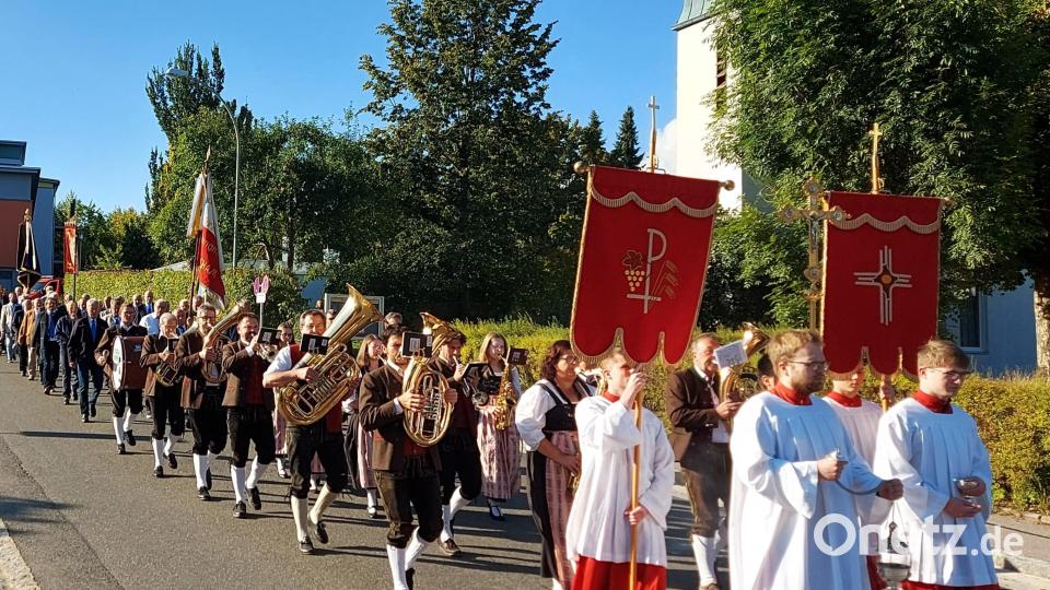 Die Stadtkapelle führt den Kirchenzug an und gestaltet den Jubiläumsgottesdienst mit. Bild: lg