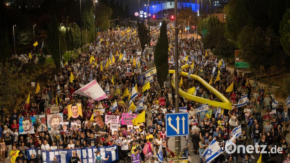 Zigtausende Demonstranten in Jerusalem forderten ein Abkommen zur Beendigung des Krieges. Bild: Ilia  Yefimovich/dpa