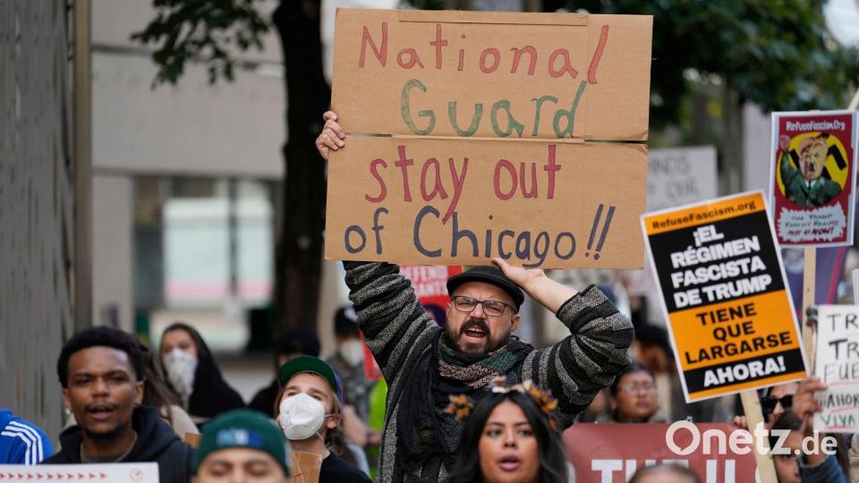 Trump demonstriert seine Macht - und in Chicago kocht die Stimmung hoch. Bild: Carolyn Kaster/AP/dpa