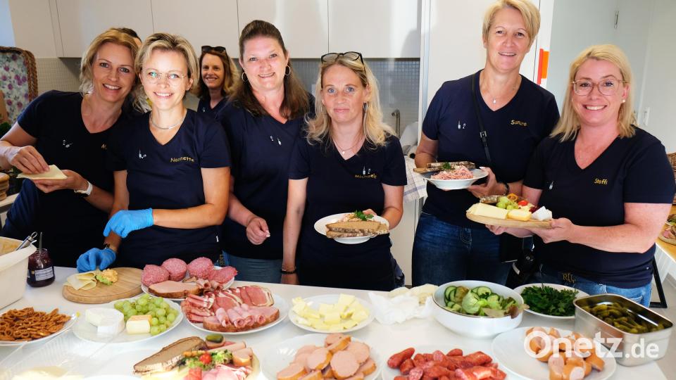 Alle Hände voll zu tun hatten die Ladykracher, um die große Nachfrage nach herzhaften Brotzeiten zu befriedigen. Bild: do