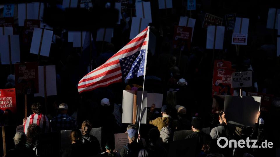 Viele in Chicago protestieren gegen Trump. Bild: Carolyn Kaster/AP/dpa