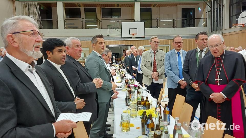 Die Ehrengäste bei der weltlichen Feier in der Oberviechtacher Mehrzweckhalle. Bild: lg