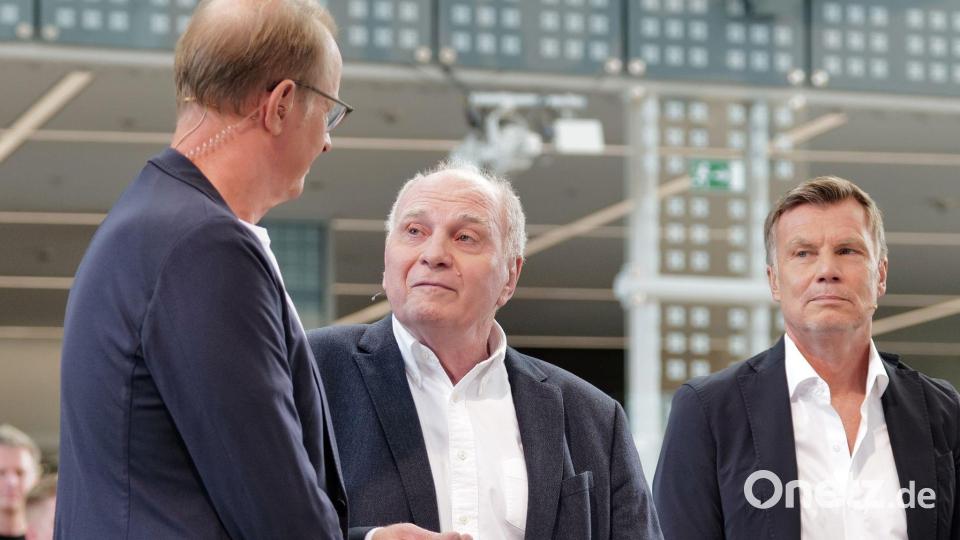 Uli Hoeneß (m) bezieht im Doppelpass Stellung. Bild: Uwe Lein/dpa