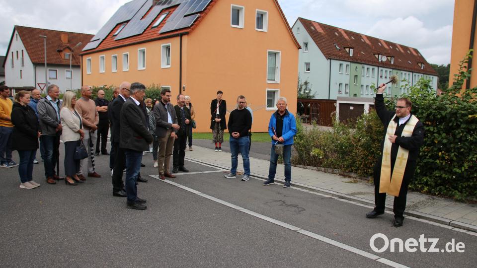 Pfarrer Daniel Fenk segnete zur Eröffnung die Eichendorff- und hier die Adalbert-Stifter-Straße. Bild: sne