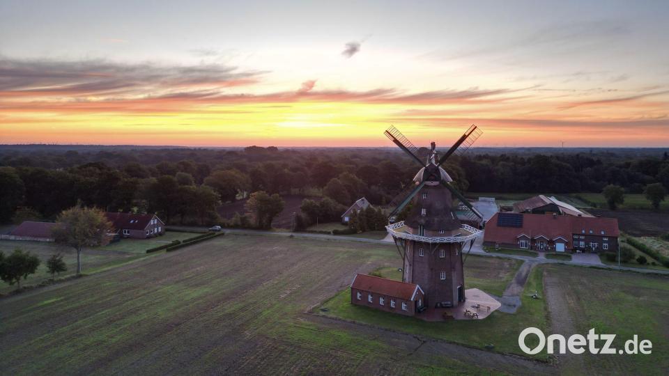 Blick bei Sonnenaufgang auf die dreistöckige Gallerieholländer Mühle. (Aufnahme mit einer Drohne) Bild: Lars Penning/dpa