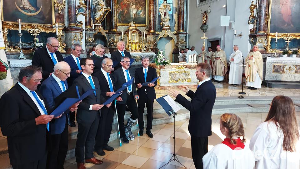 Eine Besonderheit: Die Marianische Männerkongregation in Oberviechtach unterhält einen eigenen Chor, der die Jubiläumsfeier mitgestaltet. Bild: lg