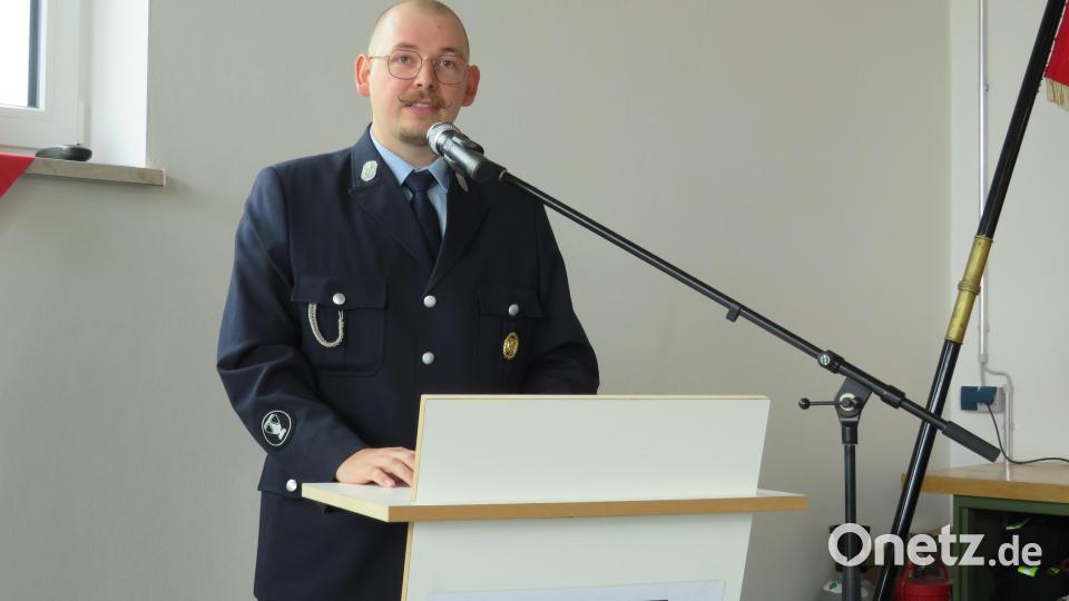 Kommandant Daniel Ludwig erzählten die Geschichte des Neubaus. Bild: adj