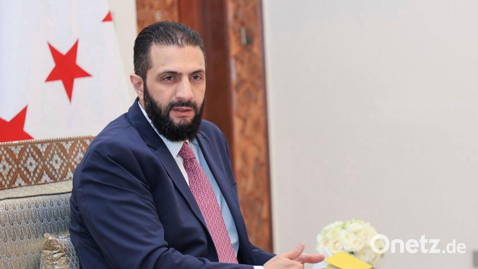 Ausländische Beobachter und auch viele Syrer stellen sich die Frage, wie weit die Macht von Interimspräsident Ahmed al-Scharaa reicht, vor allem mit Blick auf bewaffnete Gruppen. (Archivfoto) Bild: Uncredited/SANA/dpa