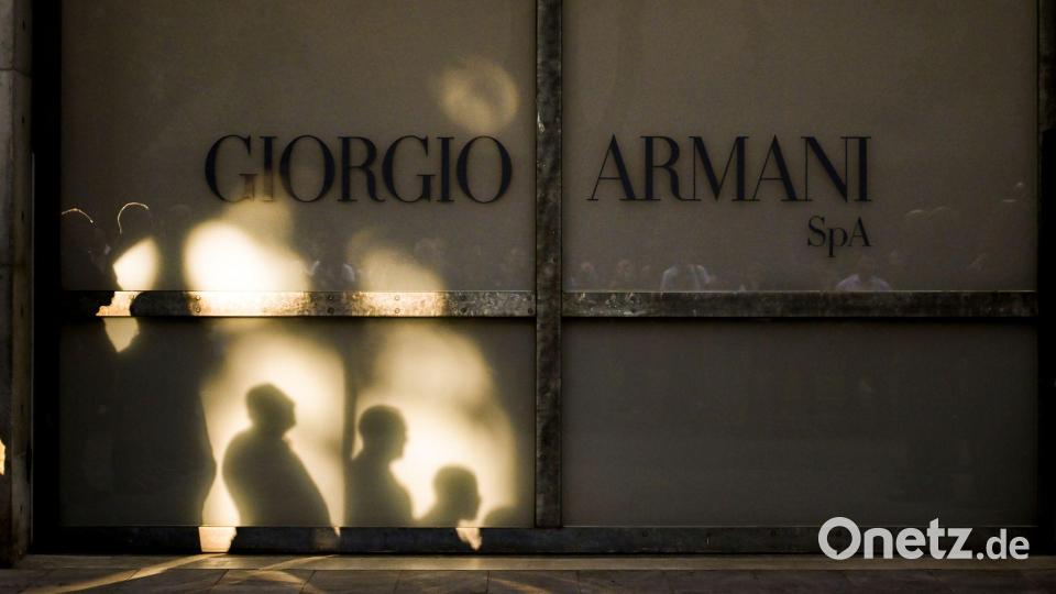 Mitarbeiter nehmen Abschied von der verstorbenen Modeikone Giorgio Armani. Bild: Nicola Marfisi/AP/dpa