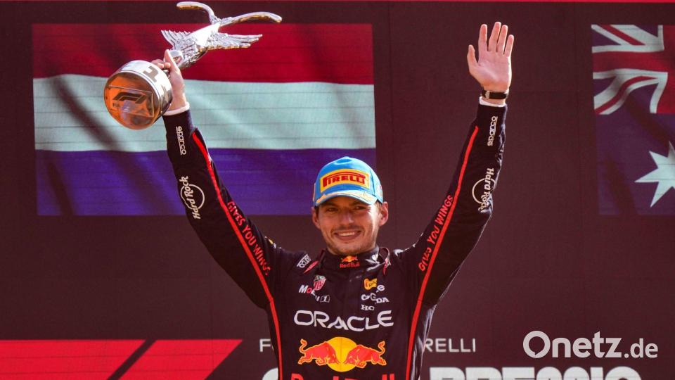 Endlich wieder ein Siegerpokal - 112 Tage musste Verstappen darauf warten. Bild: Luca Bruno/AP/dpa