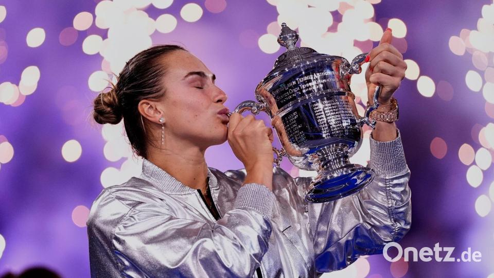 Ein Küsschen für den Pokal: Aryna Sabalenka ist in New York die Beste. Bild: Yuki Iwamura/AP/dpa