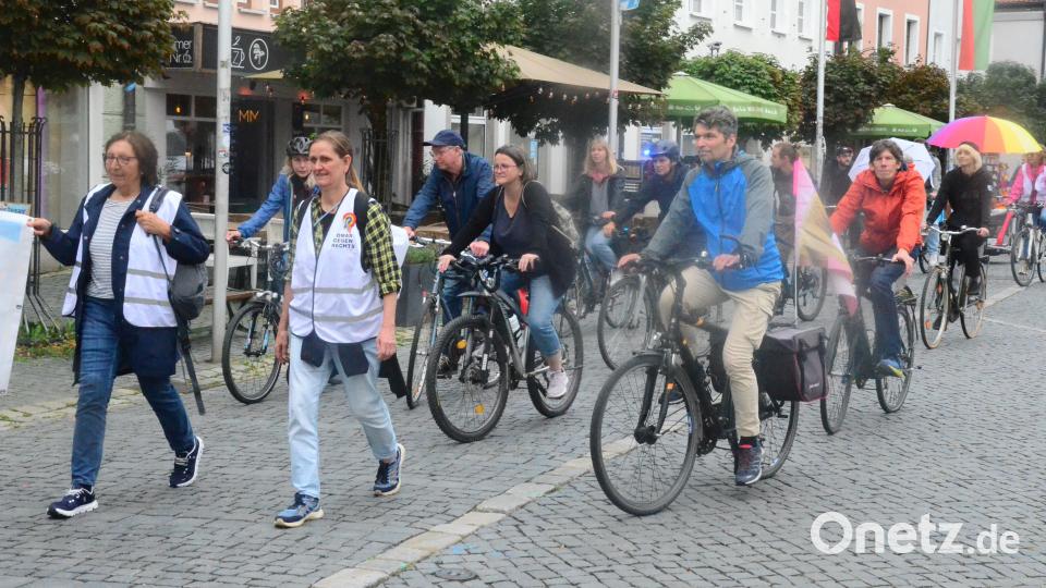 Die Fahrrad-Demo startete in der Weidener Fußgängerzone und führte später auch am Parteibüro der AfD vorbei. Bild: uz