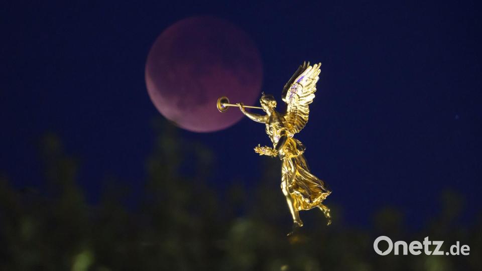 Eine Mondfinsternis kann es nur bei Vollmond geben. Bild: Robert Michael/dpa