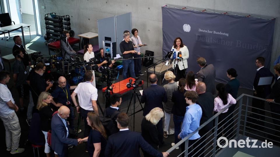 Die Vorsitzende der Enquete-Kommission gibt ein Statement nach der kosntituierenden Sitzung. Bild: Joerg Carstensen/dpa