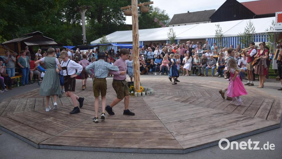 Früh übt sich: Sieben Kinderpaare begeisterten wie die Großen das Publikum. Bild: fz