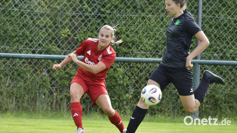 Torschützin zum 1:0 – Nadja Helleder (links). Bild: Hubert Ziegler