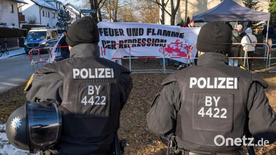 Rund 100 Menschen hatten zu Beginn des Prozesses gegen Hanna S. ihre Unterstützung ausgedrückt. (Archivbild). Bild: Peter Kneffel/dpa