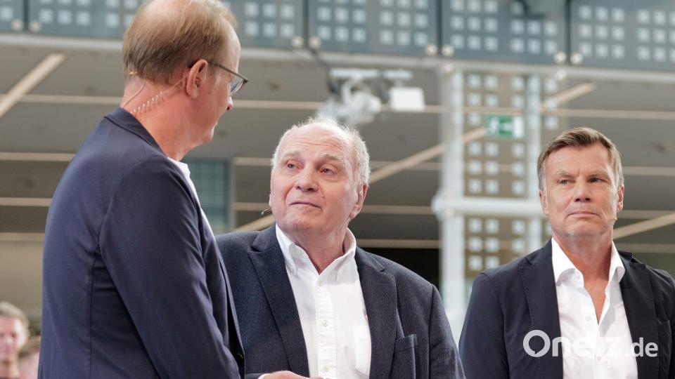 Uli Hoeneß (m) bezieht im Doppelpass Stellung. Bild: Uwe Lein/dpa