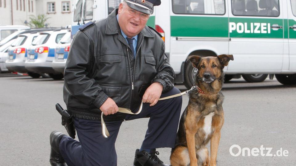 Schauspieler Horst Krause im Einsatz mit Hund. Bild: Nestor Bachmann/dpa-Zentralbild/dpa