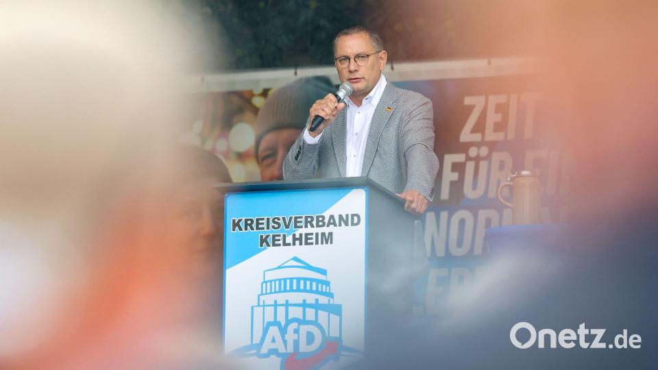 AfD-Chef Tino Chrupalla gab sich optimistisch, dass der Siegeszug seiner Partei in den kommenden Jahren nicht aufzuhalten sei. Bild: Daniel Löb/dpa