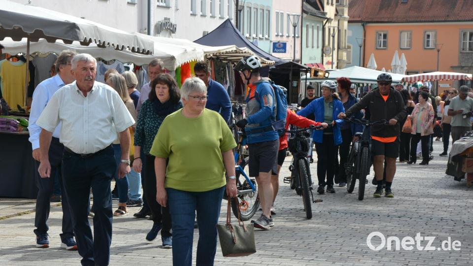 Bummel über den Tirschenreuther Marktplatz und dies bei schönstem Wetter. Bild: jr