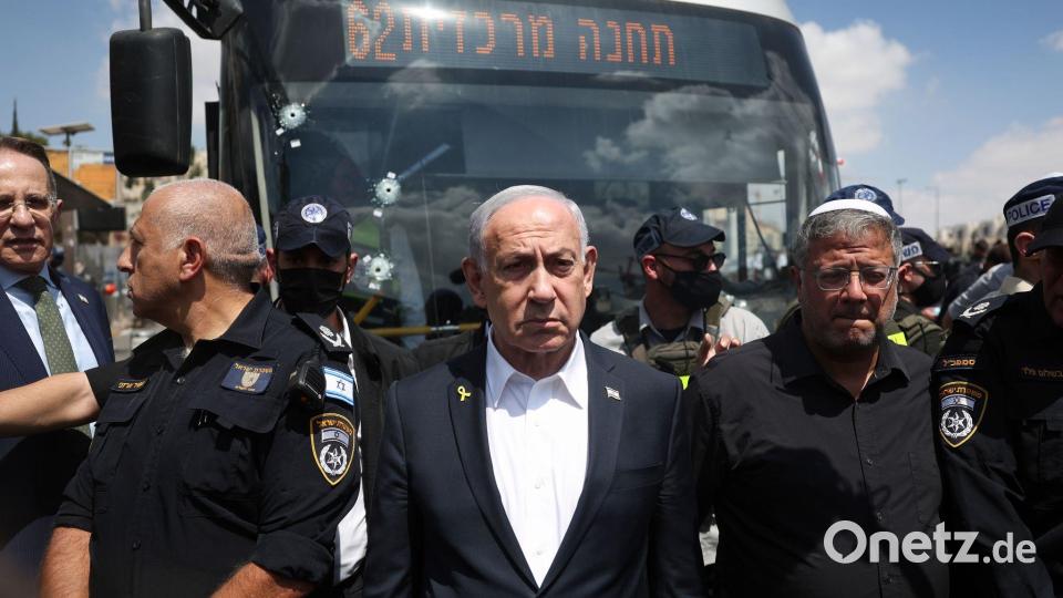 Der israelische Ministerpräsident Benjamin Netanjahu (Mitte) besuchte den Ort des Anschlags. Bild: Ronen Zvulun/Pool REUTERS/AP/dpa
