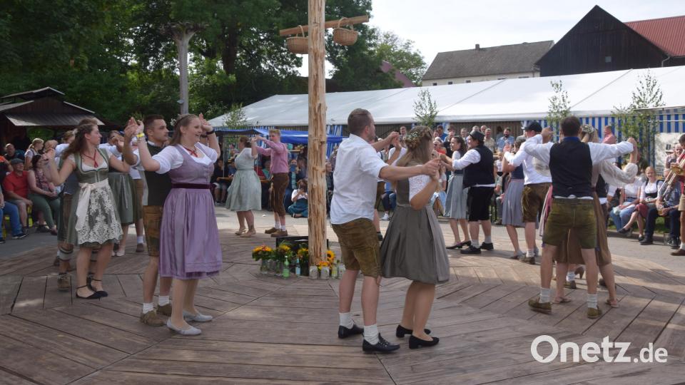 Auf der neuen Holztanzfläche machte den Kirwapaaren das Tanzen sichtlich Spaß. Bild: fz
