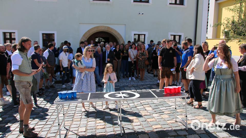Unter den Beer-Pong-Bechern waren Aufgaben für die gemeinsame Zukunft versteckt. Das Spielergebnis ist bei Anna-Lena zu erfragen. Bild: sne