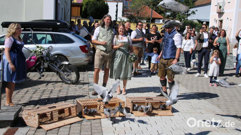 Sabrina Höller (links) ließ als Zeichen der Liebe Tauben für das Brautpaar aufsteigen. Bild: sne
