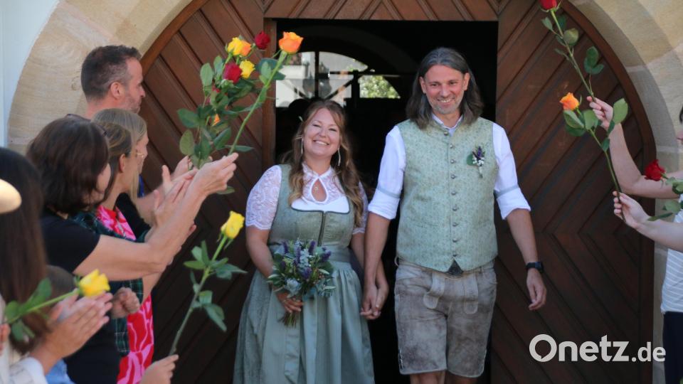 Der schlechte Start ist längst vergessen: Daniel Egerer und seine Anna-Lena Seifert-Egerer verlassen das Standesamt. Bild: sne
