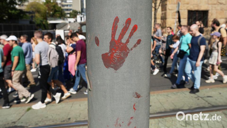 In Belgrad gehen Regierungsgegner wieder auf die Straße. Bild: Darko Vojinovic/AP/dpa