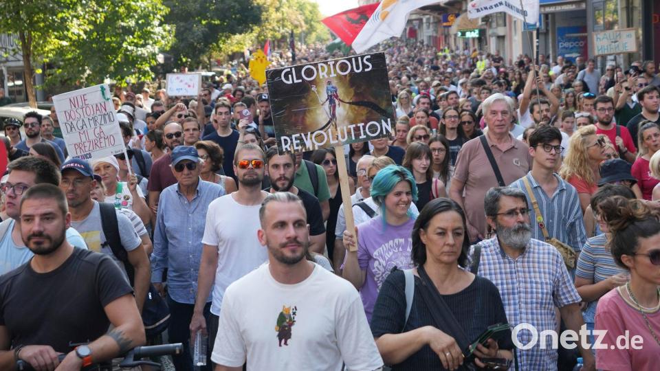Der Zorn der Protestierenden richtet sich insbesondere gegen das jüngste gewaltsame Einschreiten der Polizei im nordserbischen Novi Sad. Bild: Darko Vojinovic/AP/dpa